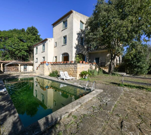 Spacious villa with garden in Uzès