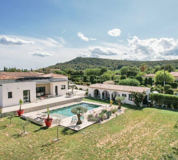 15 minutes from Uzès contemporary villa with swimming pool