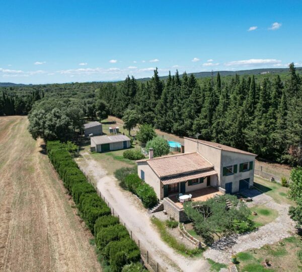 On the outskirts of Uzès, close to the shops