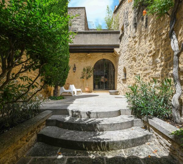 Charmante propriété de village, cour et terrasses