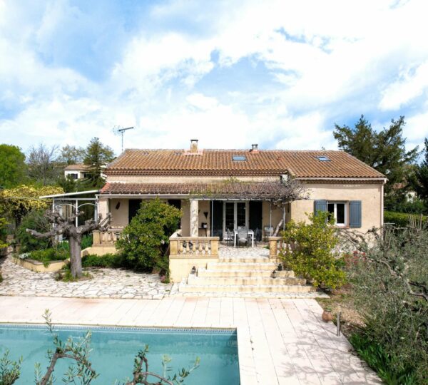 En périphérie de Nîmes villa avec maison d'invité