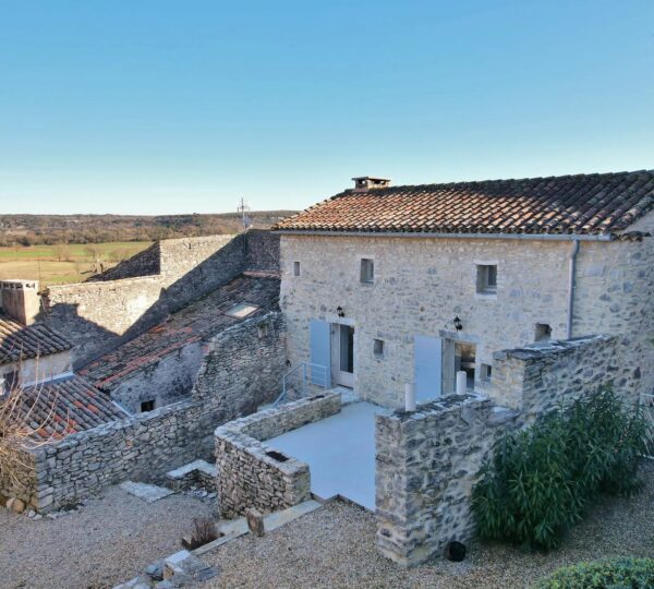 Maison de village en pierre avec belle cour