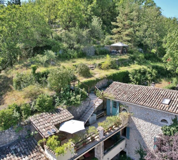 Maison en pierre avec cour et grand terrain