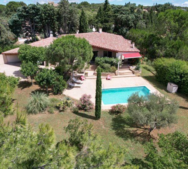 UNDER CONTRACT - Beautiful 149 m² Provencal house in the heart of 2,118 m² of parkland