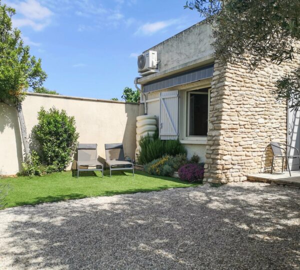 Single-storey flat with outdoor area