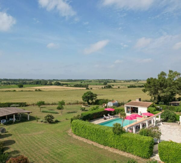 Villa avec piscine et spacieux terrain constructible  à 10 minutes d'Uzès