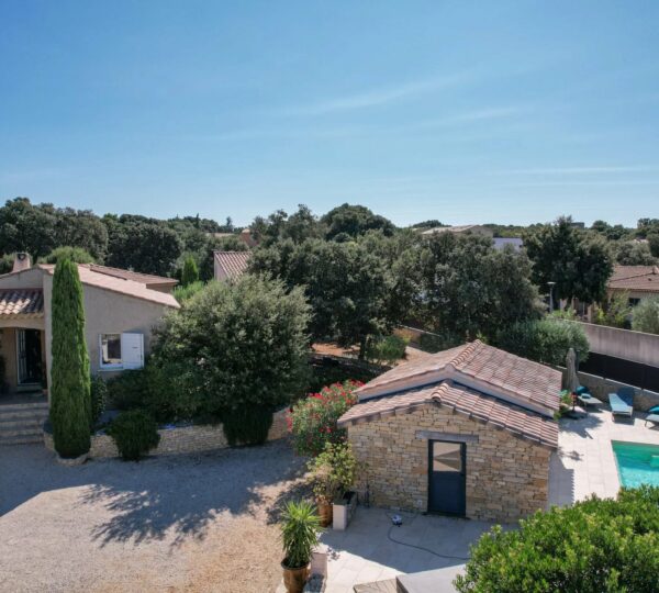 Villa with swimming pool and guest house 5 km from Uzès