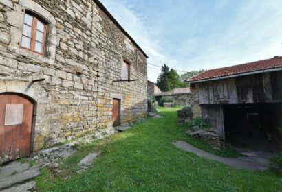 Maison de village en pierre avec terrains