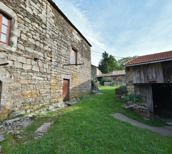 Maison de village en pierre avec terrains