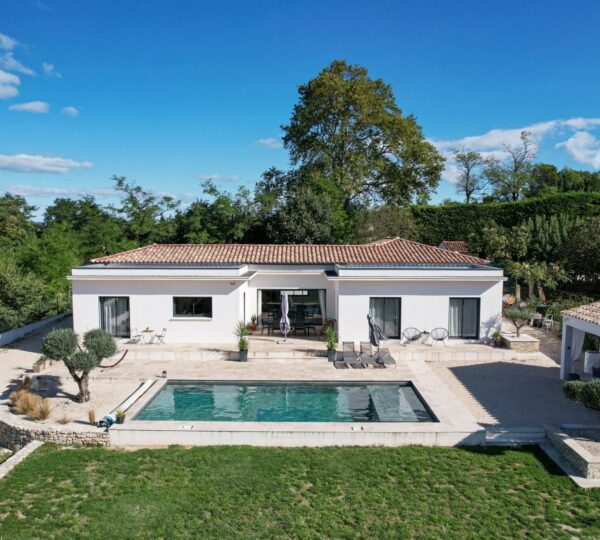 Contemporary villa with pool in Uzès