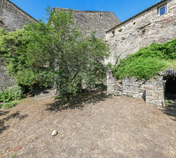 SOUS OFFRE - Maison de village en pierre avec jardin