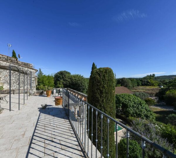 Superbe propriété de village, vue dégagée, jardin et piscine