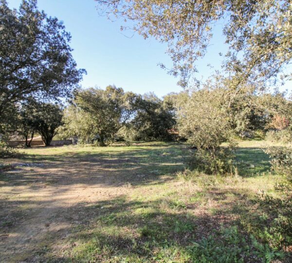 Terrain constructible de 1673 m² à quelques minutes d'Uzès