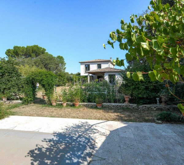 Southern house with swimming pool in Uzès