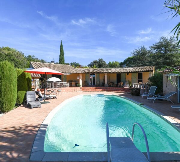 A l'Ouest d'Uzès, Villa de plain-pied avec studio