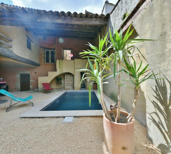 Village stone house with swimming pool and garden 15 minutes from Uzès