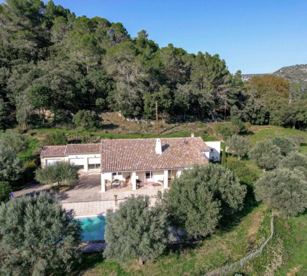 Single-storey property with exceptional views, 8 km from Uzès