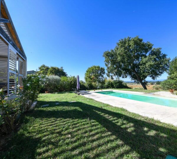 Villa with garden, uninterrupted view, with heated swimming pool, 6km from Uzès