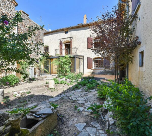 257 m² property to restore in a superb village