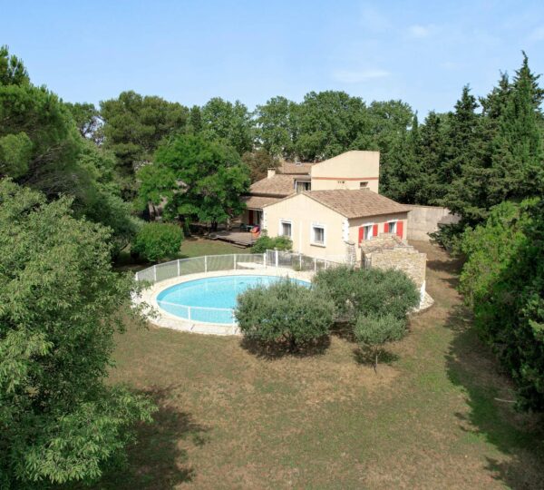 Propriété au cœur d’un magnifique parc-Uzès à pied