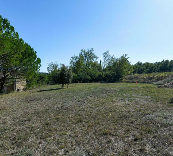 Building plot of 667 m² in a quiet area, 14 km from Uzès