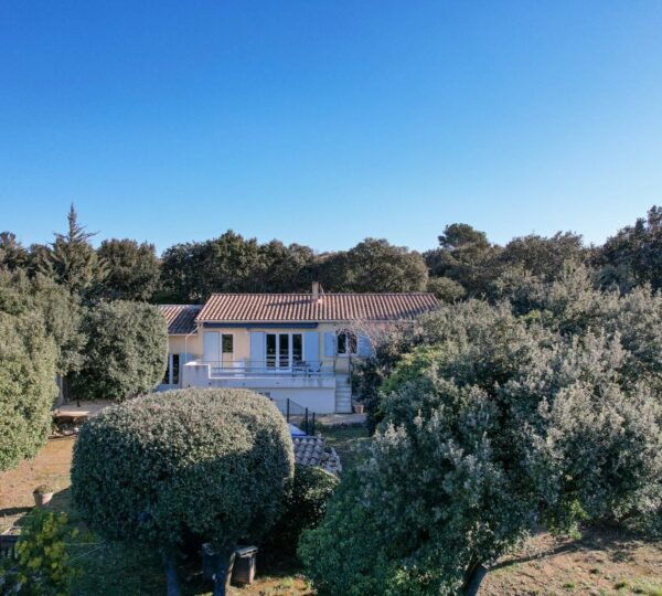 Villa spacieuse avec jardin arboré et piscine hors sol à 5 minutes d' Uzès