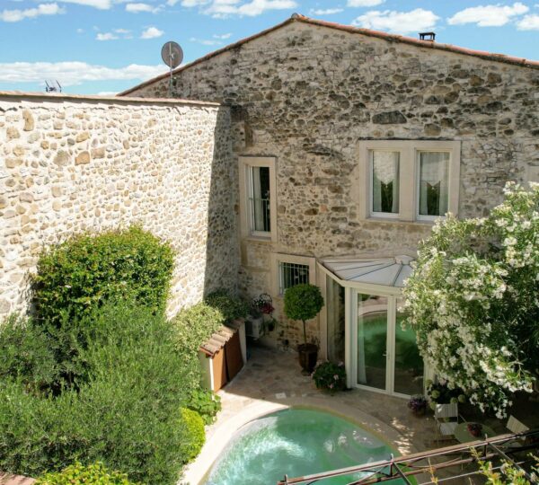 Superbe maison en pierre avec piscine dans un village avec commerces