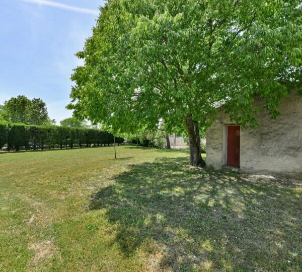 Mazet avec garage sur un terrain constructible de 900 m²