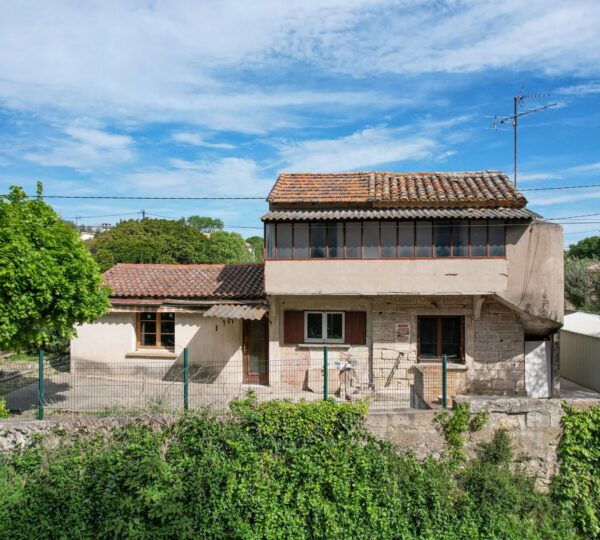 Maison à rénover avec jardin - Uzès