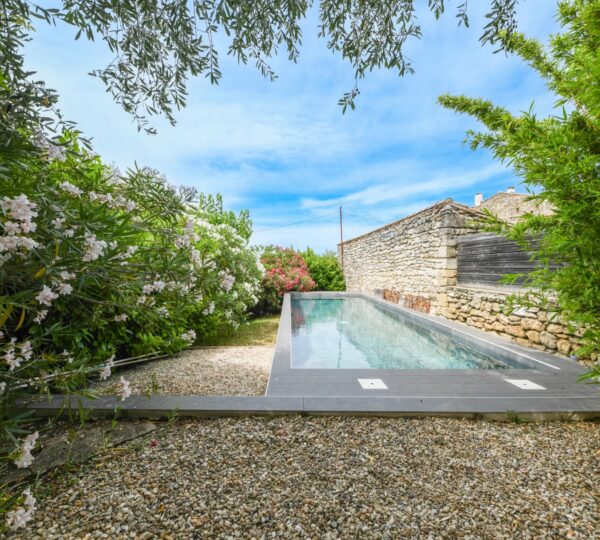 Maison de village en pierre avec jardin et piscine