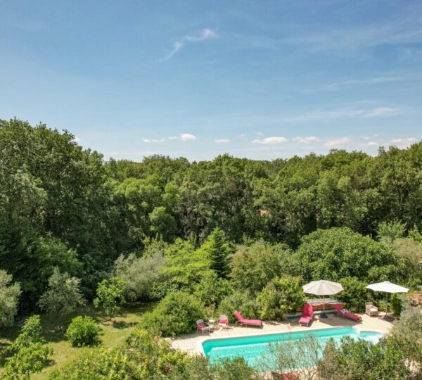 Southern house with landscaped garden and guest house