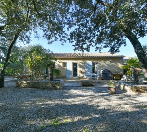 SOUS COMPROMIS - Villa spacieuse avec jardin arboré et piscine hors sol à 5 minutes d' Uzès
