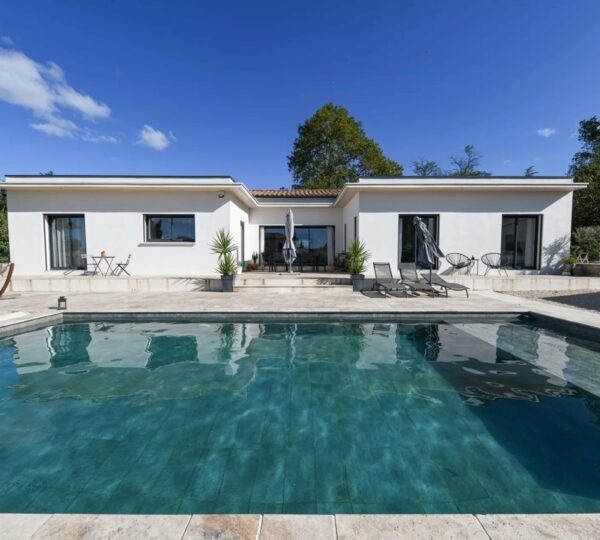 Contemporary villa with pool in Uzès