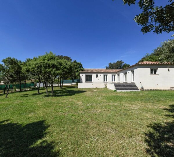 Uzès: southern-style house with landscaped garden