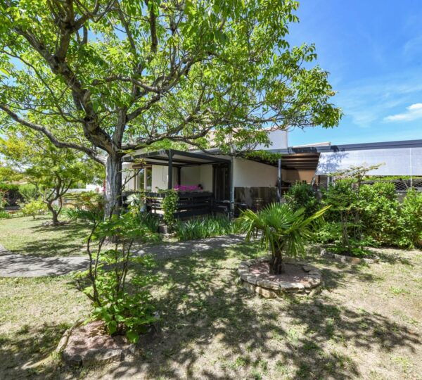 Spacious villa with garden Uzès by foot