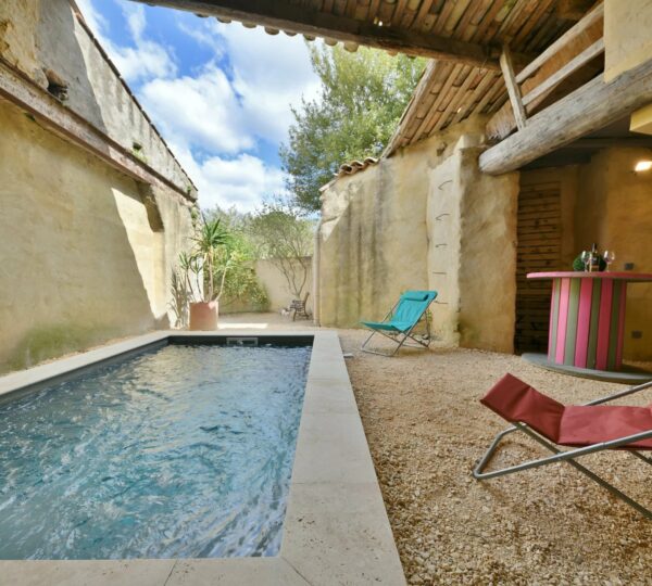 Maison de village en pierre avec bassin et jardin à 15 minutes d'Uzès