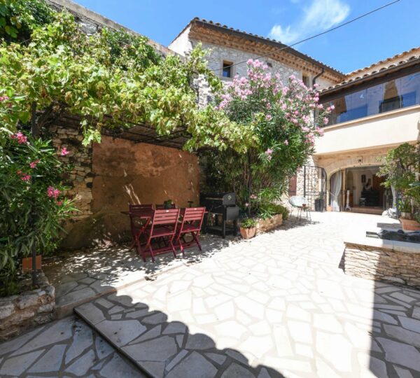 Maison de village en pierre, cour avec bassin de nage...