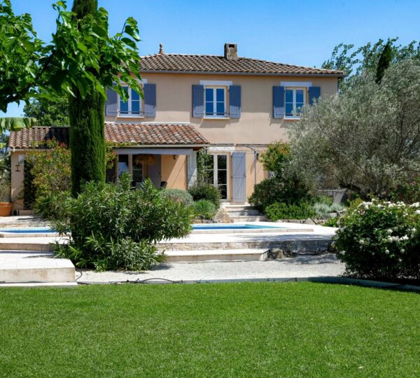 Beautiful southern property with garden and swimming pool