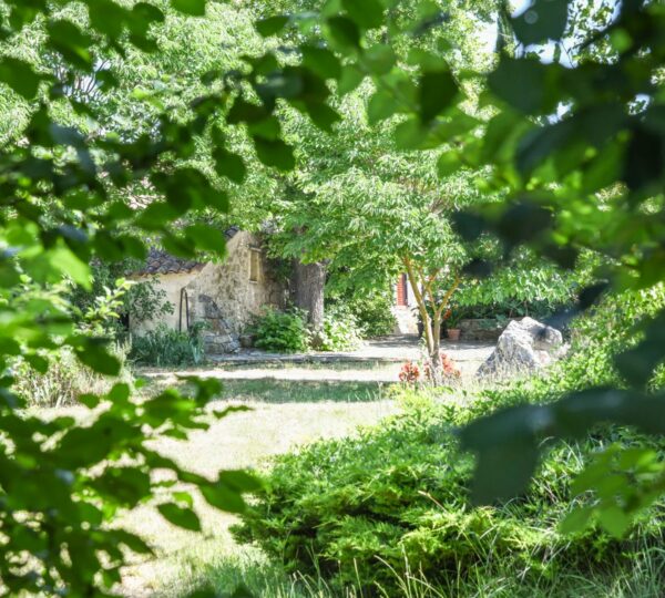 Propriété en pierre proche Barjac dans un environnement naturel exceptionnel
