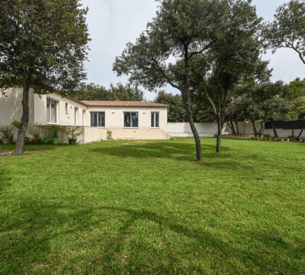 Uzès: southern-style house with landscaped garden