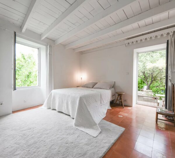 Maison de village en pierre avec jardin et piscine