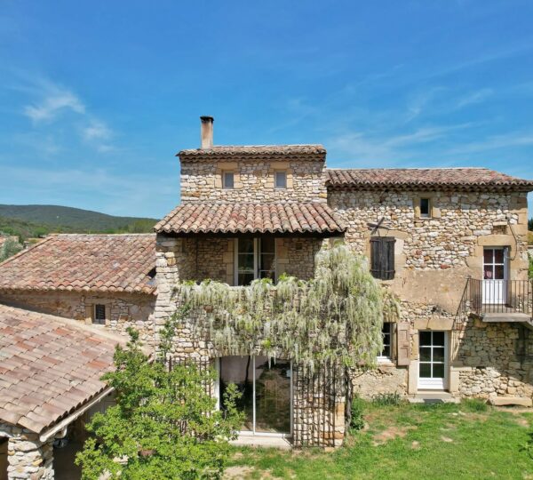 Mas en pierre proche Uzès...