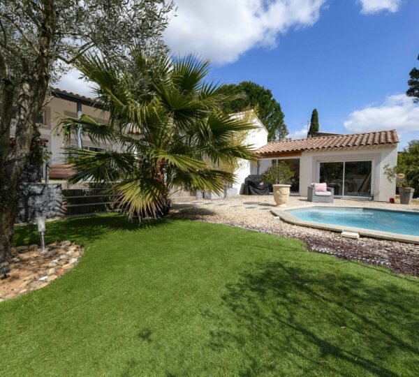 Propriété contemporaine, jardin, atelier et piscine