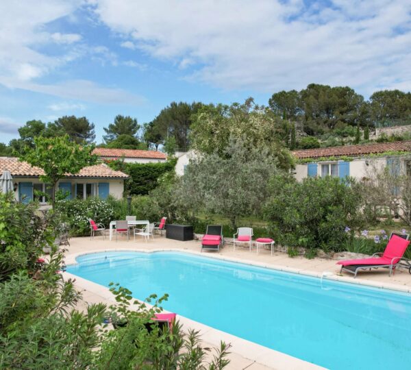 Southern house with landscaped garden and guest house