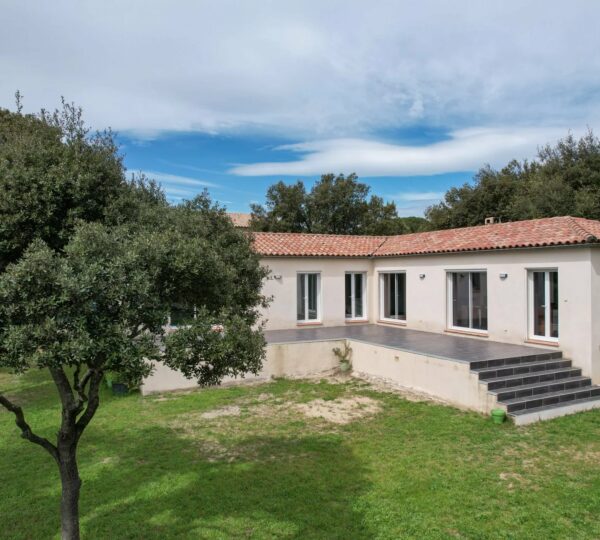 Uzès : maison méridionale avec jardin paysagé