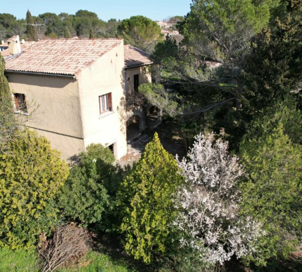 1.4 km from uzès historical center: 5 bedroom villa on 1655 sqm land