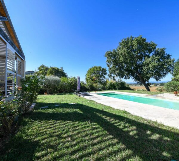 Villa avec jardin, vue dégagée, avec piscine chauffée, à 6km d'Uzès