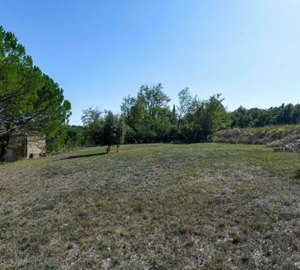 Terrain constructible de 667 m² au calme, à 14 km d’Uzès
