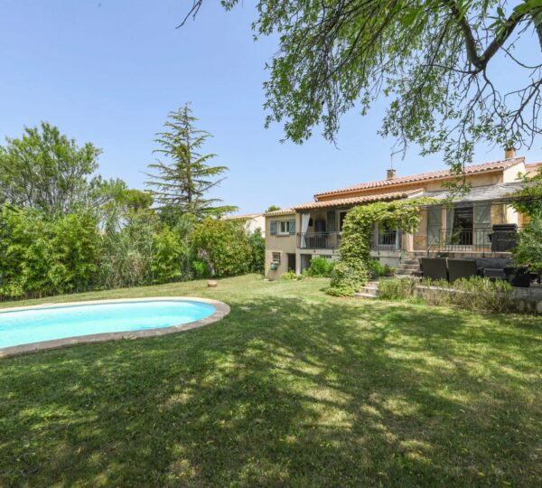 Uzès : Elegant southern house, landscaped garden and large garages