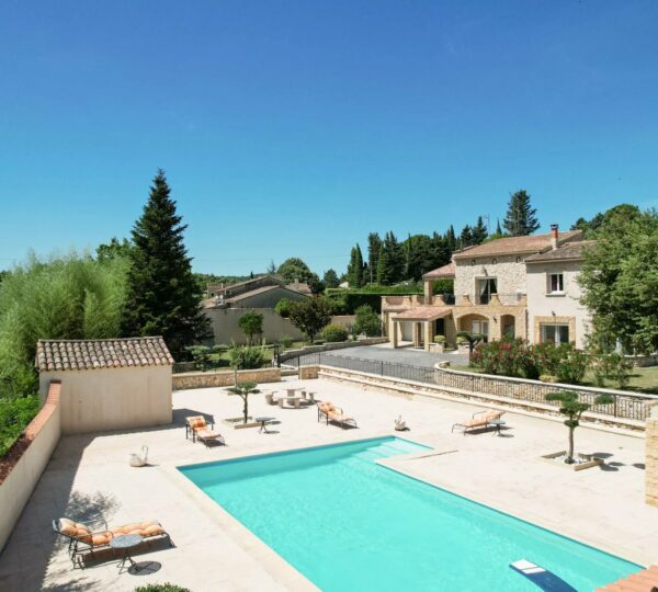 Spacious villa composed of two houses with swimming pool and garden